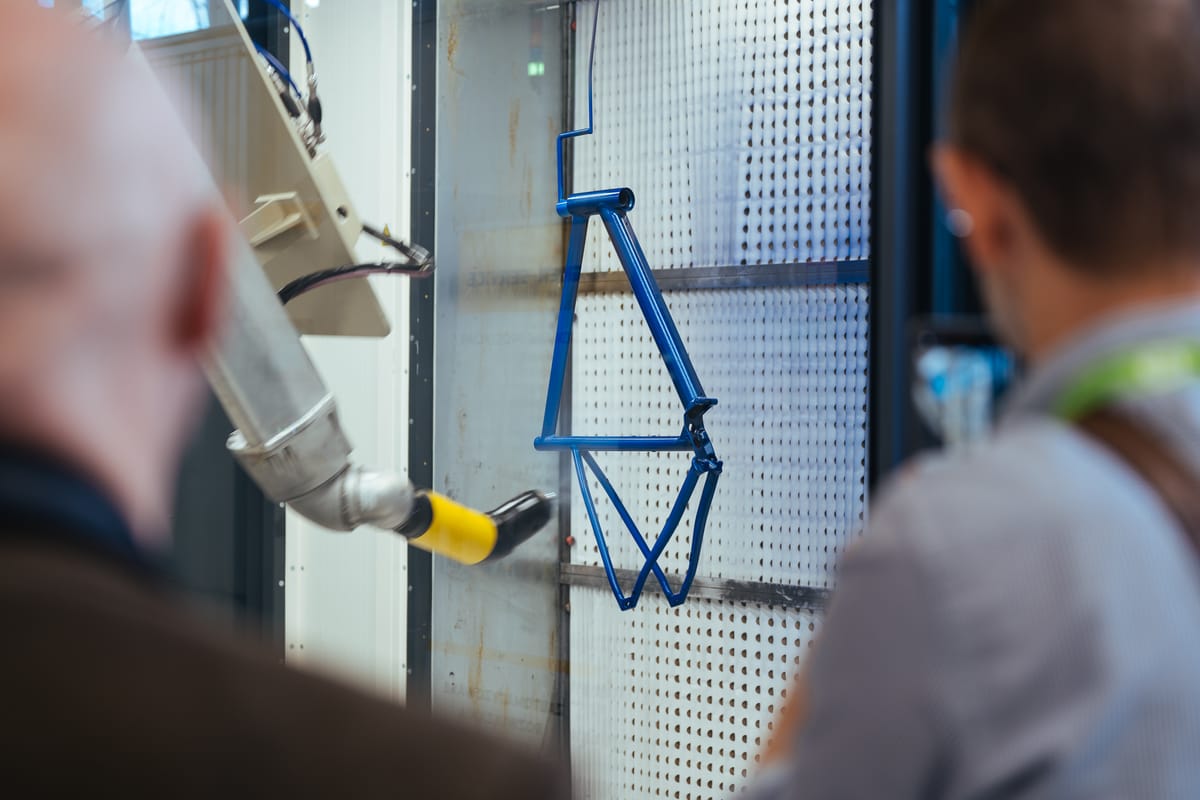 Kabina zrobotyzowana do lakierowania ciekłego z robotem Fanuc P-250iB w Centrum Technologii Lakierniczych